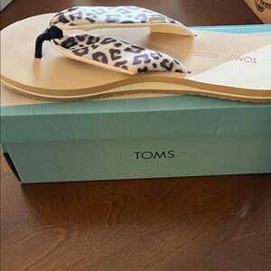 NIB Toms Egret Snow Leopard Print Sandals